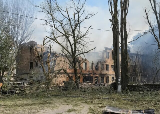 تصویر یک امدادگر در محل یک کلینیک سرپایی که توسط موشک روسی منهدم شد. در این حمله هوایی دو نفر کشته و ۳۰ نفر زخمی شدند./ «دنیپرو»، اوکراین/ رویترز